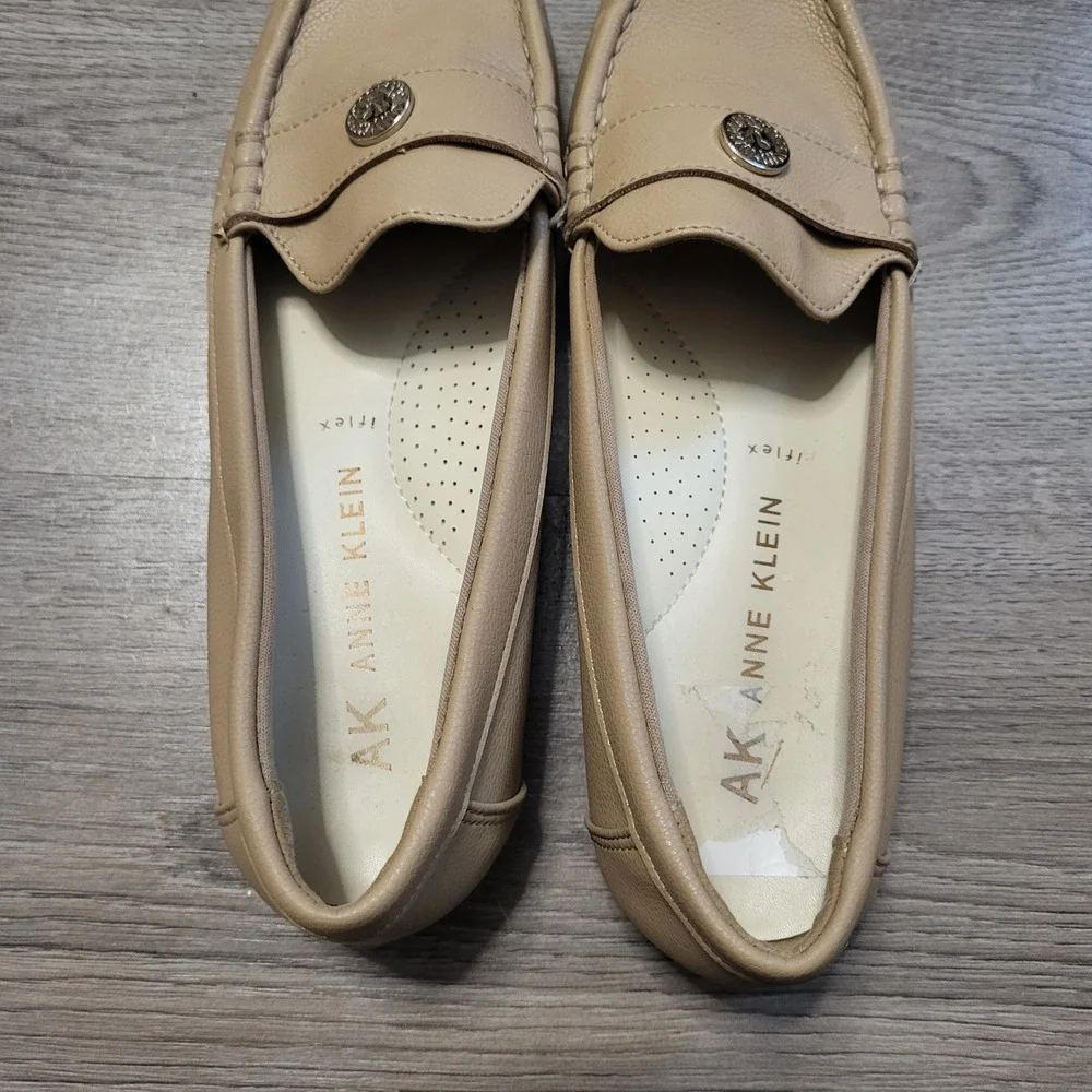 Anne Klein iFlex Tan‎ Flat Loafers Lion Logo Medallion Slip On Shoes size 8.5